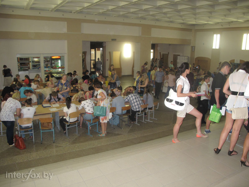 В ВУЗАХ СТРАНЫ ИДЕТ ПРИЕМ ДОКУМЕНТОВ. НАБЛЮДАЕТСЯ АЖИОТАЖ    