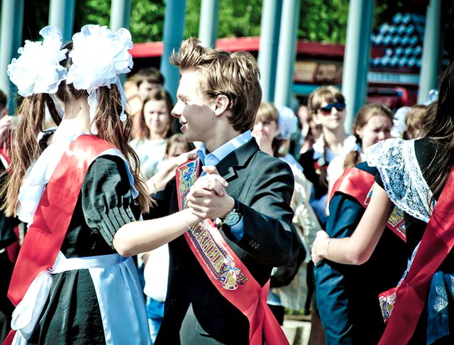 Час ИКС для выпускников: 30 мая в школах страны прозвенел «Последний звонок». Скоро — экзамены и ЦТ...