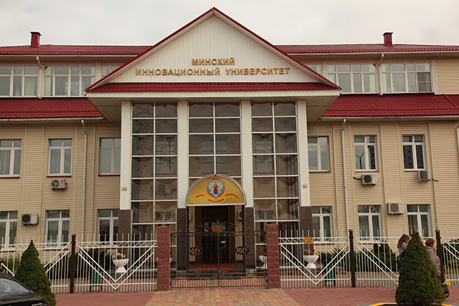 По каким специальностям МИУ не продлили аккредитацию и где студенты смогут продолжить обучение?