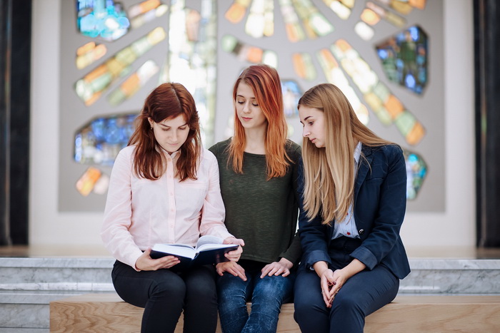 ЕГУ начинает Дополнительный приём на бакалаврские и магистерские программы и открывает новую программу по актёрскому мастерству