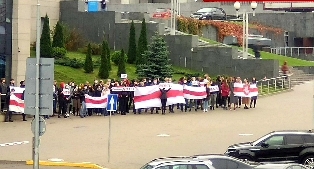 А. Лукашенко: «Пожалуйста, отправьте их /студентов/, как я говорил, кого в армию, а кого на улицу. Пусть ходят по улице, но они должны быть отчислены!»