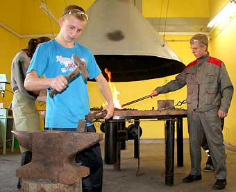 КУЗНЕЦ РУЧНОЙ КОВКИ, ИЛИ КУЙ ЖЕЛЕЗО, ПОКА ГОРЯЧО