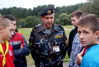 КАДЕТЫ ПО ФОРМЕ ОДЕТЫ,  В ТОМ ЧИСЛЕ И  23 ДЕВЧОНКИ  