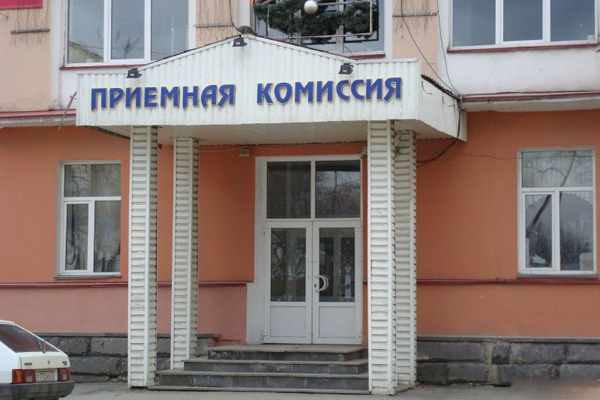 КАК МОЛОДЕЖЬ ВЫБИРАЕТ БУДУЩЕЕ: СТАТЬ ДИЗАЙНЕРОМ — И УЕХАТЬ В МОСКВУ? ПОЙТИ В МИЛИЦИЮ, ПОТОМУ ЧТО НЕ ПРОПАДЕШЬ?