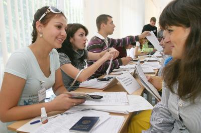 В ВУЗЫ, ПТУ И ССУЗЫ В 2010 ГОДУ ПЛАНИРУЕТСЯ ПРИНЯТЬ 200 ТЫСЯЧ АБИТУРИЕНТОВ