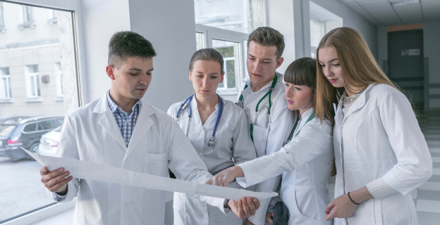 Платных мест в медвузах в 2026-м не будет? Что говорят официально